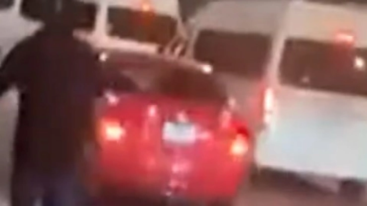 Extranjero graba agresión a conductor de plataforma digital por parte de transportistas en Cancún| VIDEO