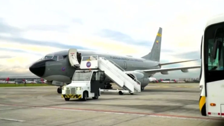 Avión militar de Colombia aterriza con deportados desde Estados Unidos