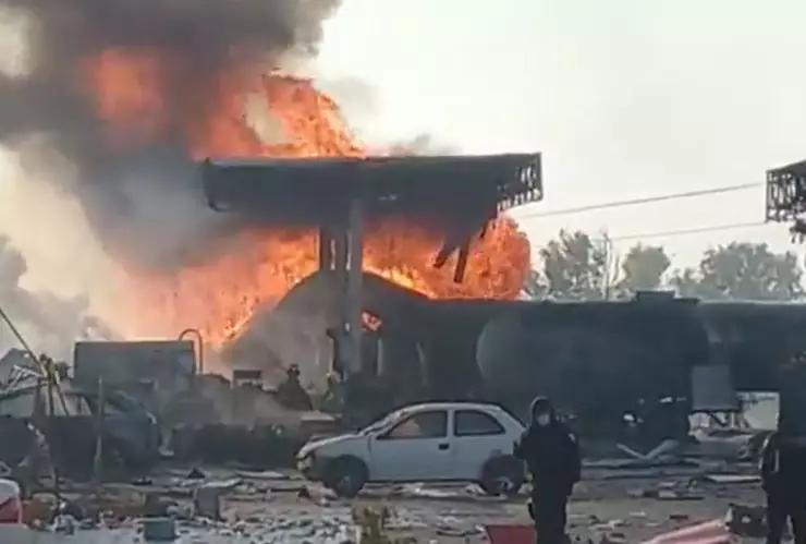 Explosión de pipa en gasolinera en Tula sacude colonia y deja muertos