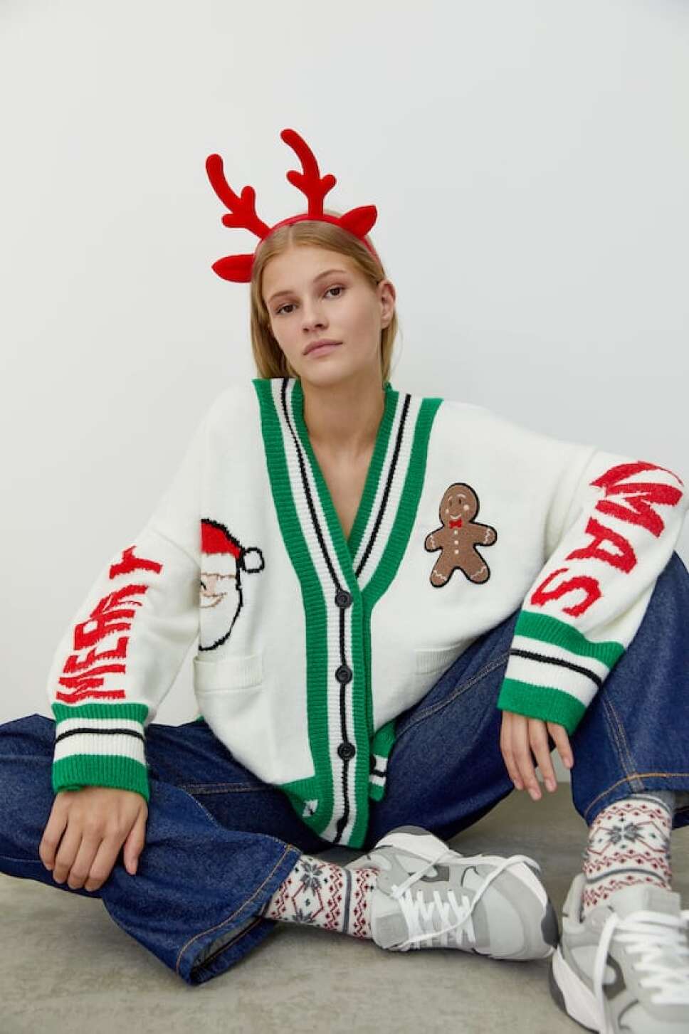 mujer en ugly sweater navideño pull and bear