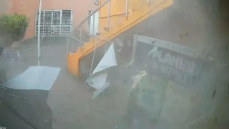 Momento exacto de la explosión en Coahuayana, Michoacán, cerca de la policía comunitaria