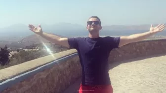 Escena de la película ‘Mi Mascota es un Monstruo’ (The Water Horse: Legend Of The Deep) con Alex Etel como Angus MacMorrow por Azteca 7.