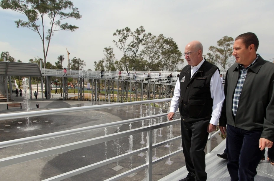 Juan José Guerra Abud, titular de la Semarnat y Rafael Moreno Valle gobernador de Puebla, inauguraron esta mañana el Parque Paseo del Teleférico como una forma de recuperar espacios naturales en la zona de los Fuertes de Loreto.