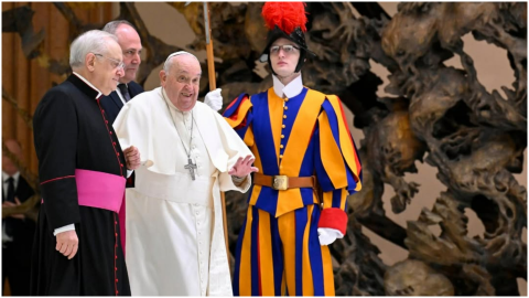 papa francisco robo el crucifijo que usaba