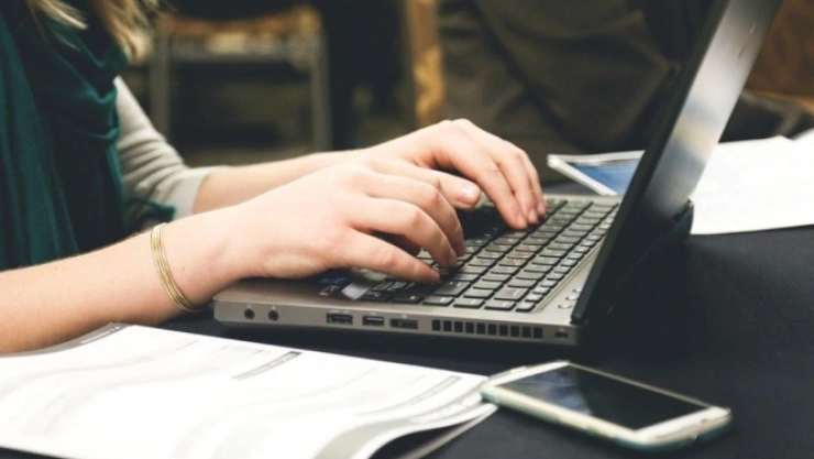 Este lunes 11 de enero de 2021 en el DOF, se publicó el decreto por el que se reforma el artículo 311 y se adiciona el capítulo XII Bis de la Ley Federal del Trabajo, en materia de teletrabajo o home office en México.