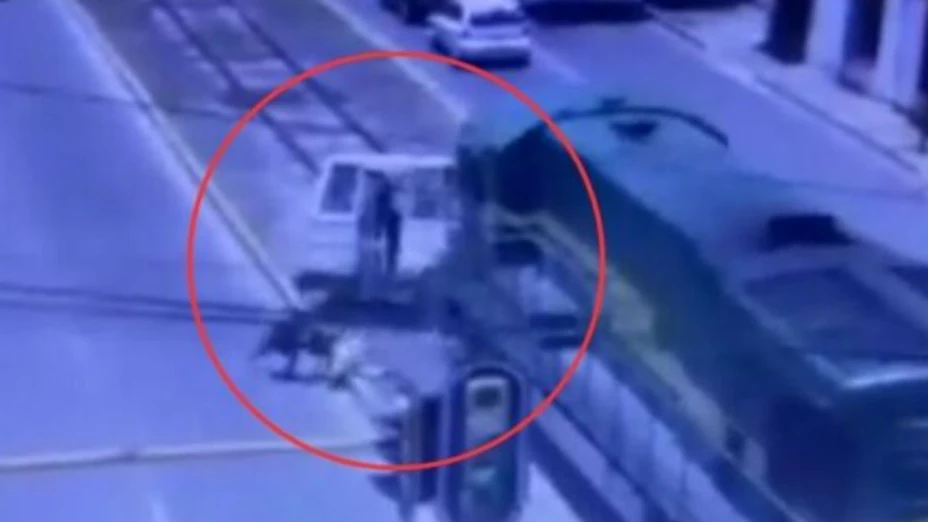 Conductor de microbús intenta ganarle el paso el tren y termina ARROLLADO