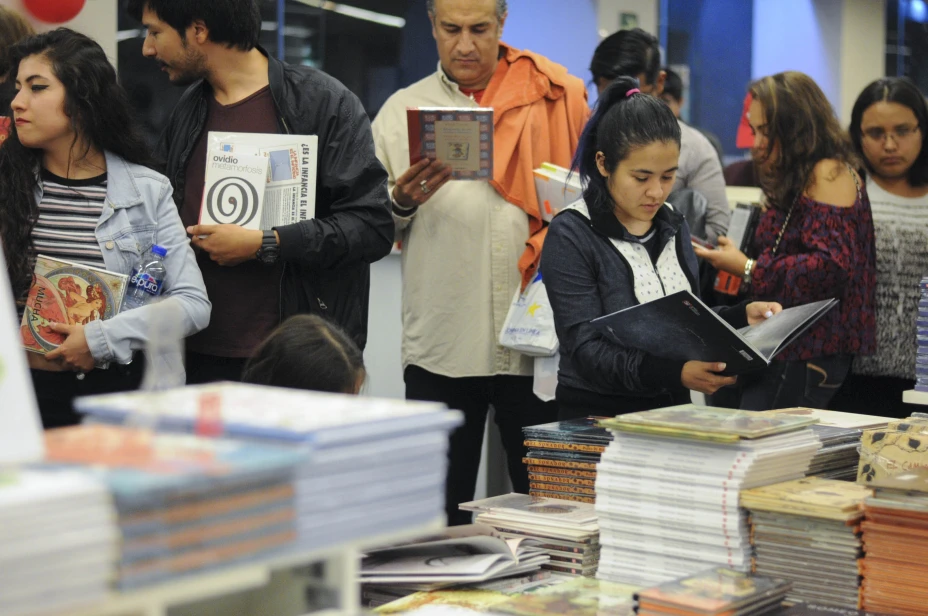 CIUDAD DE MÉXICO, 30AGOSTO2018.- Decenas de personas asistieron a la venta nocturna de libros del Fondo de Cultura Económica en la librería Rosario Castellanos en la colonia Condesa. Los lectores pudieron hacer compras con hasta el 40% de descuento y además participaron en diversas rifas y charlas.
FOTO: DIEGO SIMÓN SÁNCHEZ /CUARTOSCURO.COM