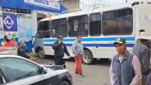 Ruta Tochimilco choca auto y termina impactado en fachada de negocio
