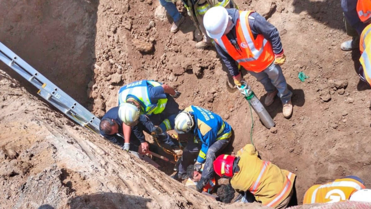 Un derrumbe de tierra en una construcción en Almoloya de Juárez en Edomex deja muertos y heridos.