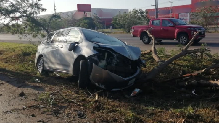 ¡Precaución! Reportan FUERTE ACCIDENTE en el Períferico de Mérida; el auto quedó DESTROZADO