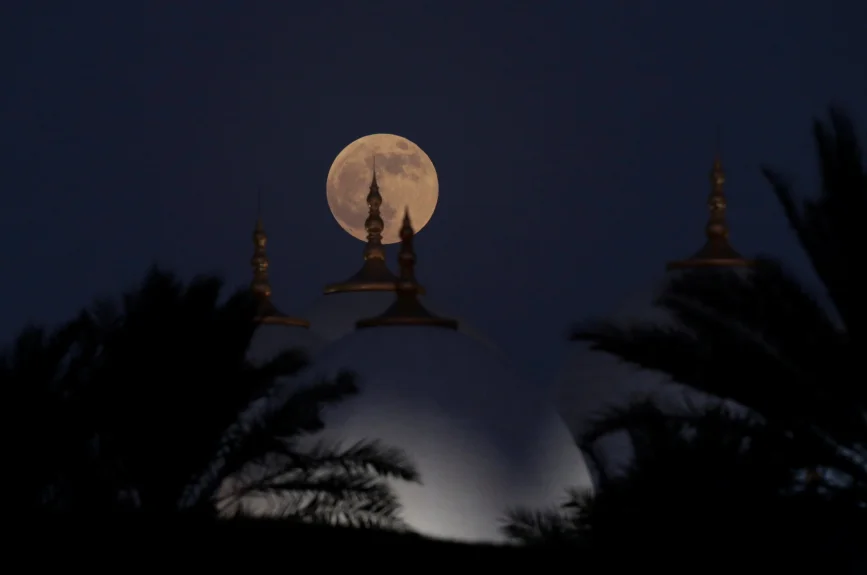 Una Luna de sangre domina el cielo en buena parte del mundo el viernes