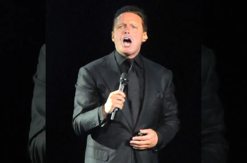 Luis Miguel cantando.jpg