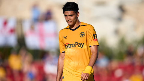 Raúl Jiménez jugando con los Wolves en la Premier League