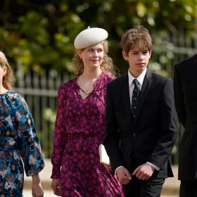 James Mountbatten junto con sus padres, los duques de Edinburgo y su hermana