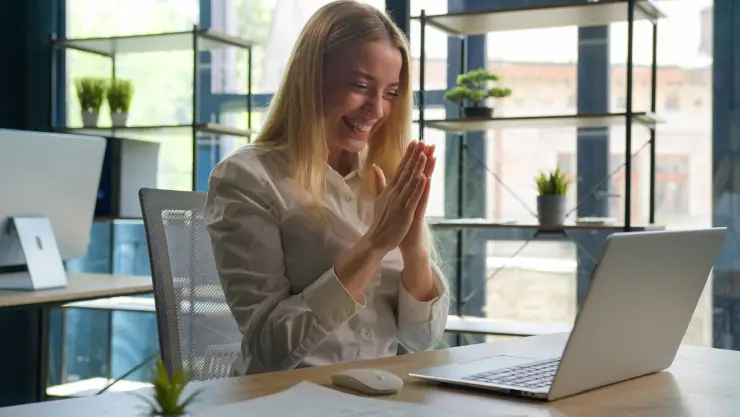 una mujer contenta al ser contratada por una empresa laboral