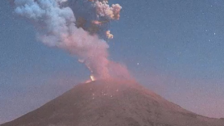 Una estrella fugaz pasó junto al volcán Popocatépetl este martes 4 de abril.