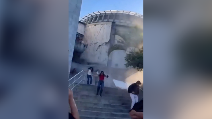 Universidad se desploma con alumnos adentro tras fuerte terremoto de 7.4 en Colombia