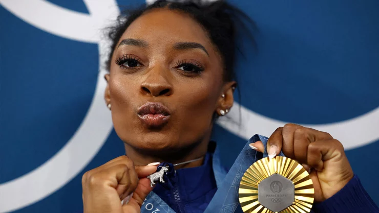 Simone Biles con la medalla de oro