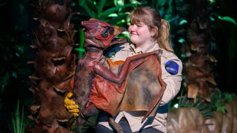 Crean ficha de búsqueda para dinosaurio robado en Perisur