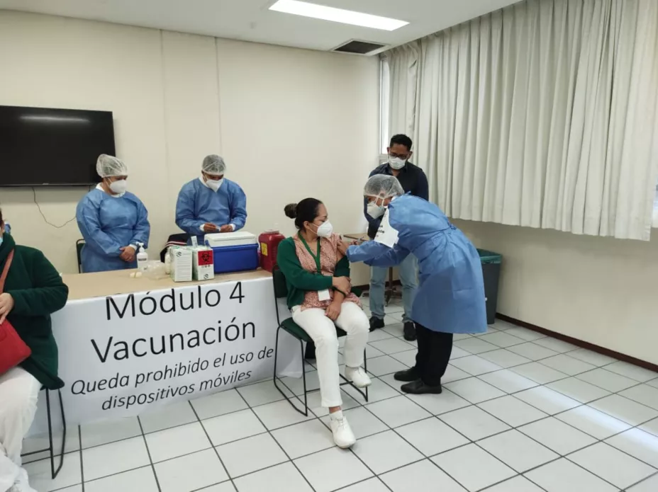 Vacuna Covid IMSS personal médico.jpeg