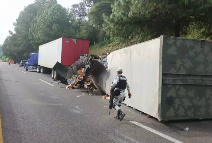 Tráiler del Ejército que llevaba víveres a Acapulco se volcó en la México-Cuernavaca