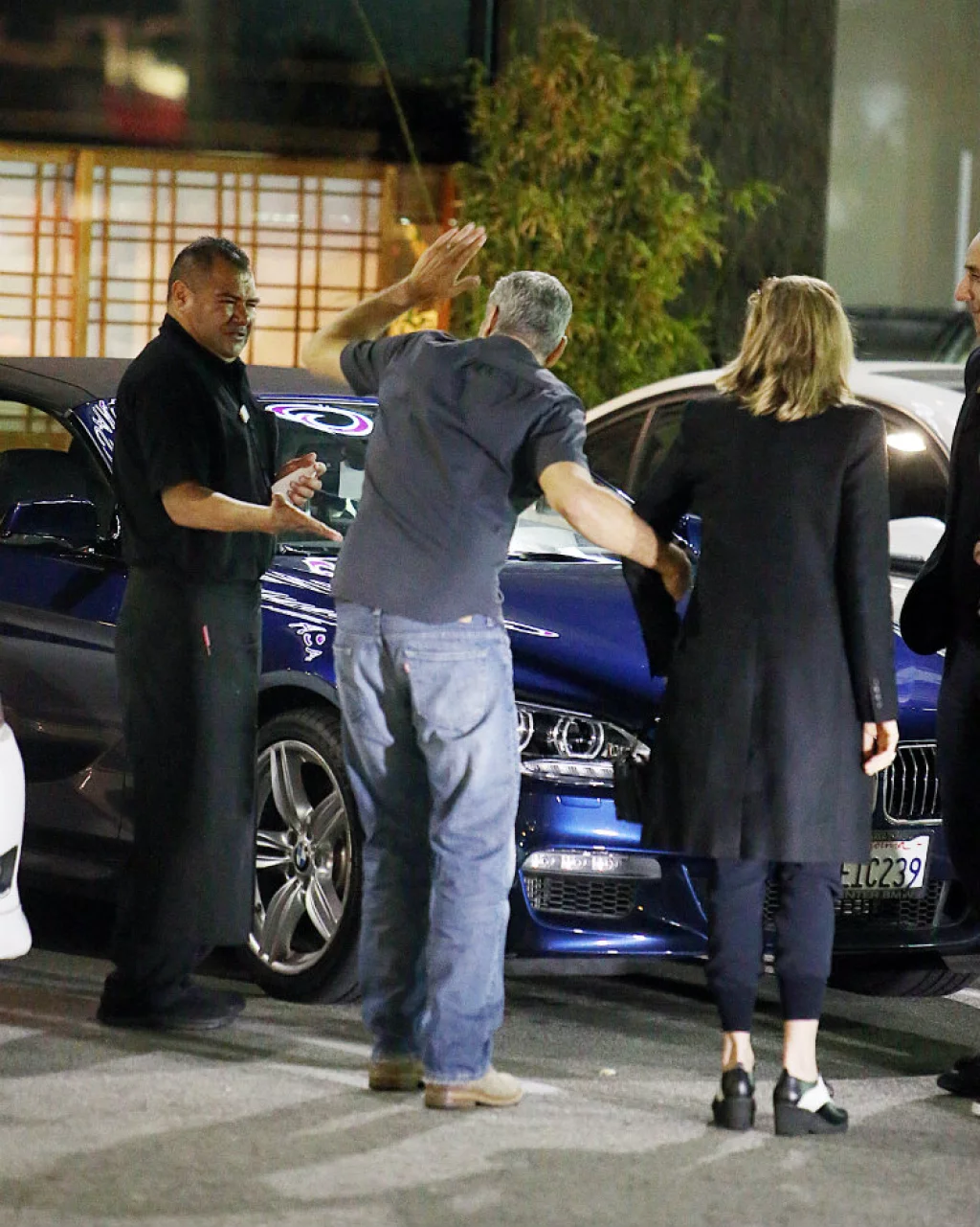 George Clooney saliendo de un restaurante de Los Ángeles