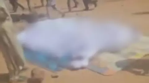 Quemaron casas y disparaban: Así fue como grupo armado asesinó a casi 200 personas; filtran VIDEO de los cuerpos