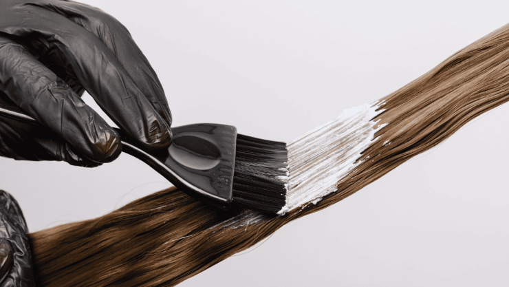 Este es el color de cabello que se recomienda para lucir más joven y disimular las canas.png