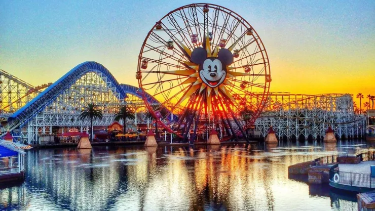 ¡Tragedia! Trabajadora en parque de Disneyland muere tras caer de un carrito de golf