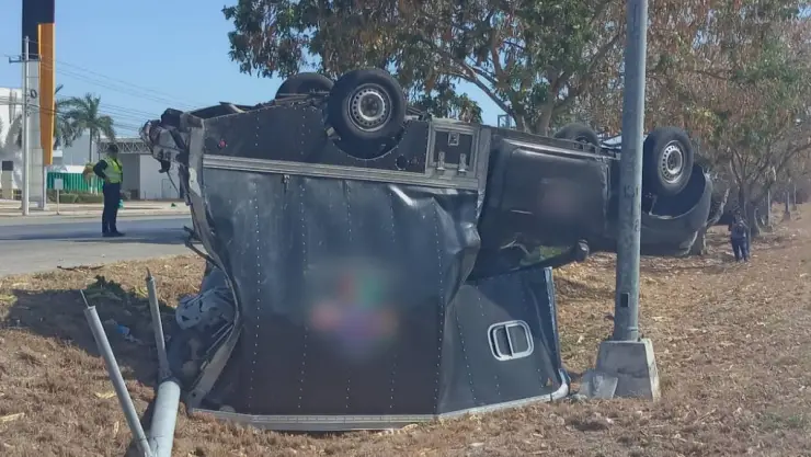 Camioneta se vuelca en el Periférico de Mérida; hay lesionados