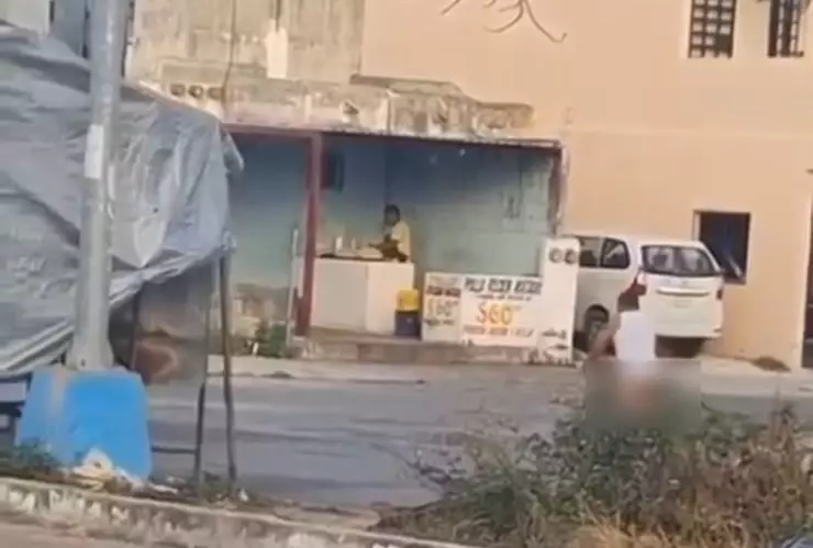 Se viraliza señor en estado inconveniente caminando con sólo una playera en Cancún 1.jpg