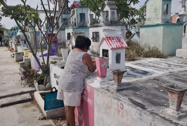 FOTOS: Yucatecos acuden al cementerio a visitar a sus mamás en pleno 10 de mayo, Día de las Madres