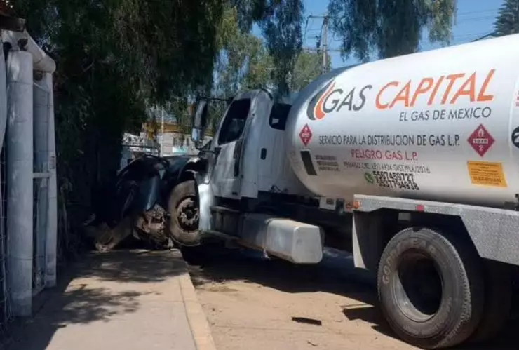Pipa de gas se queda sin frenos y arrolla a dos personas.