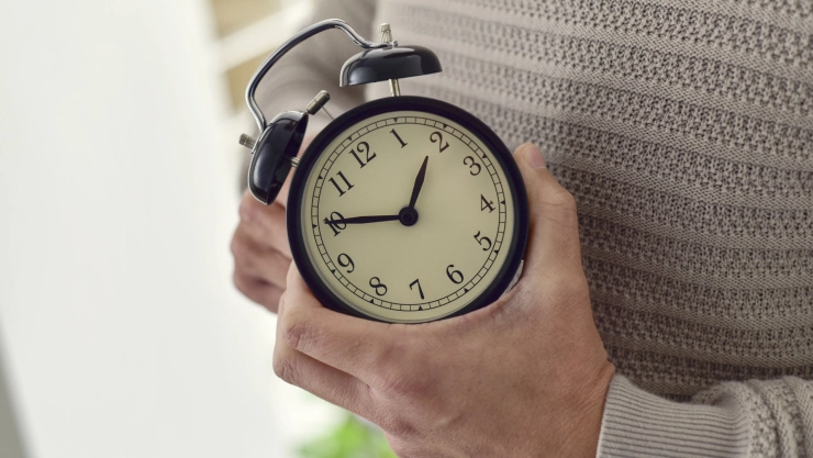 Hombre ajusta sus reloj