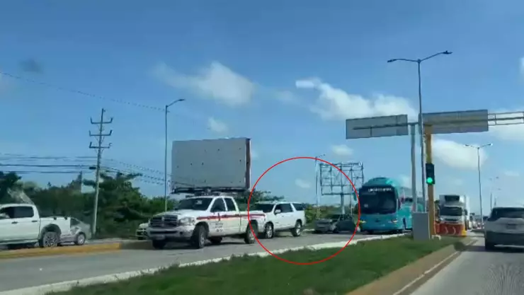 ¡Precaución en la zona! Reportan accidente automovilístico en el Boulevard Colosio en Cancún