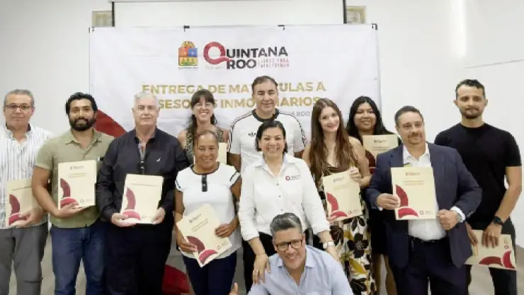 Entrega SEDETUS 10 matrículas a profesionales inmobiliarios en Cancún