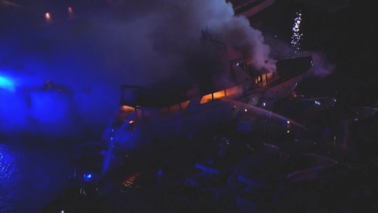 El naufragio explosivo_ Yate de lujo se hunde en Los Ángeles tras incendio con pirotecnia