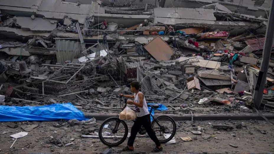 Escombros de un edificio alcanzado por un ataque aéreo israelí, en Gaza.