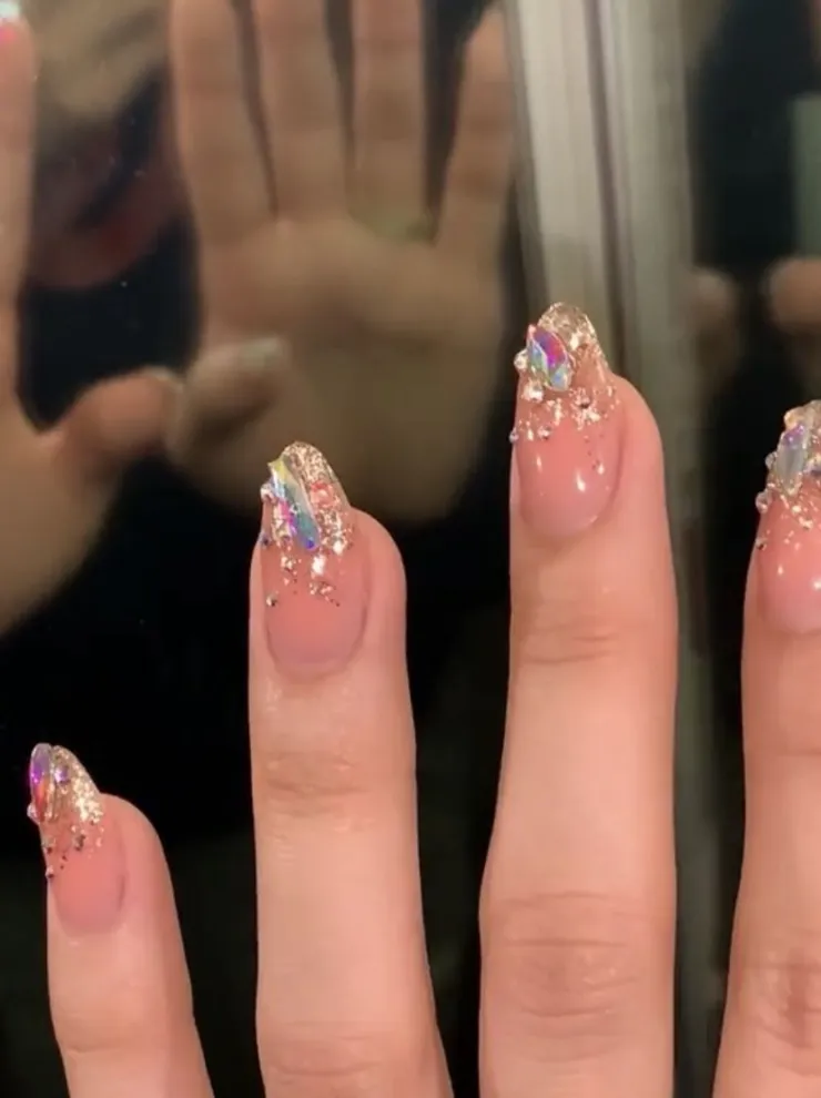 Uñas con piedras preciosas en efecto 3D