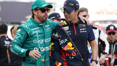 Checo Pérez trolea a Aston Martin tras la victoria de Fernando Alonso