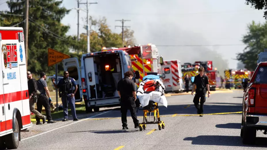 El personal de emergencia trabaja en la escena de un tiroteo que tuvo lugar en la Iglesia de Jesucristo de los Santos de los Últimos Días, según la policía, en Grand Blanc, Michigan , EE. UU., el 28 de septiembre de 2025.
