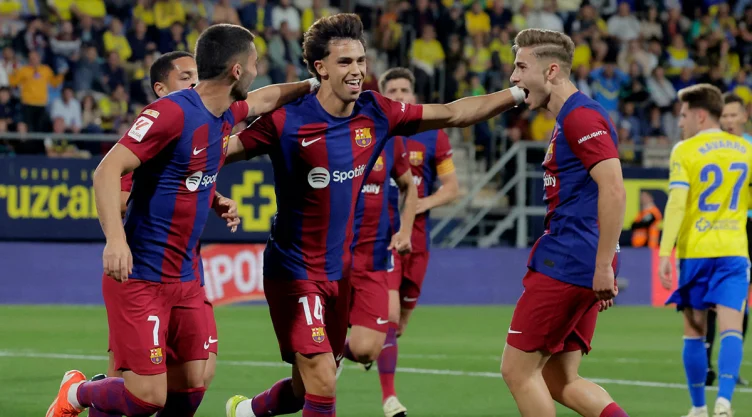 Joao Félix festeja su gol con Barcelona