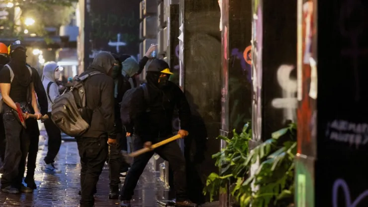 Manifestantes causan destrozos durante la marcha por los 10 años de Ayotzinapa