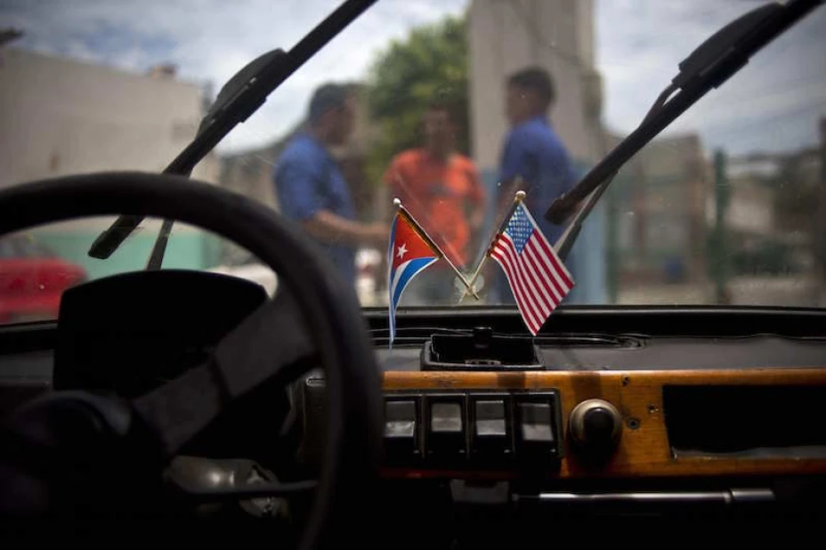Banderas de EU en carro cubano