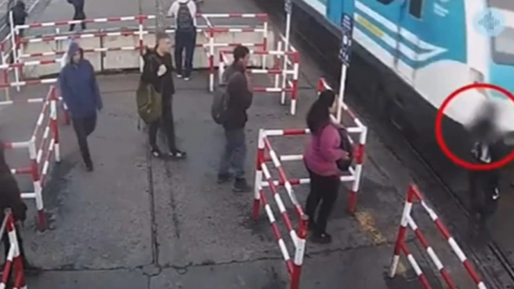 Captan momento en que joven distraído con celular casi es atropellado por tren