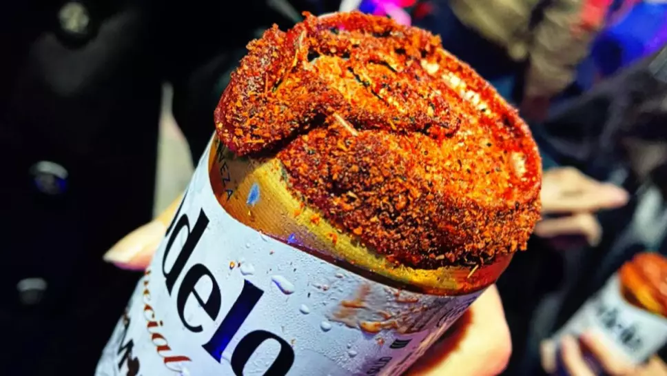 cerveza en lata con chile en polvo en la parte superior