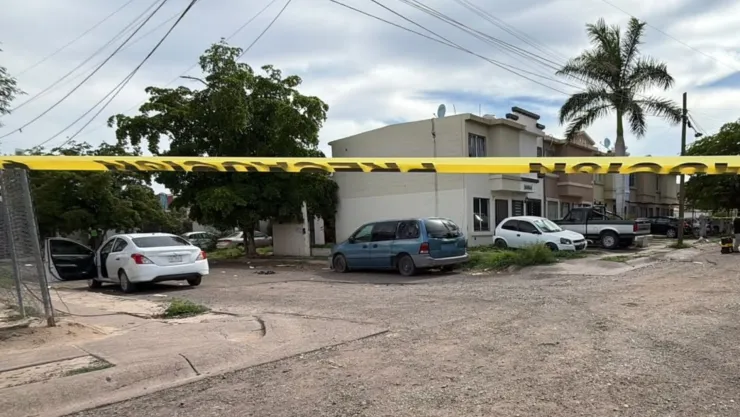 Atacan a balazos a un hombre en su auto, en Urbivilla del Cedro, Culiacán