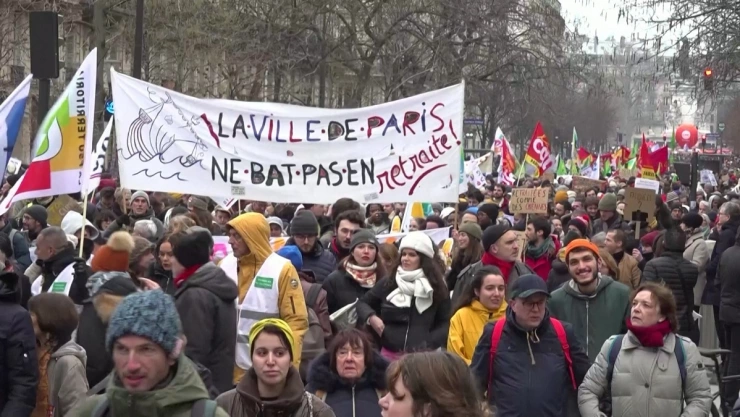 En Francia mujeres protestan por reforma de pensiones de Emmanuel Macron.