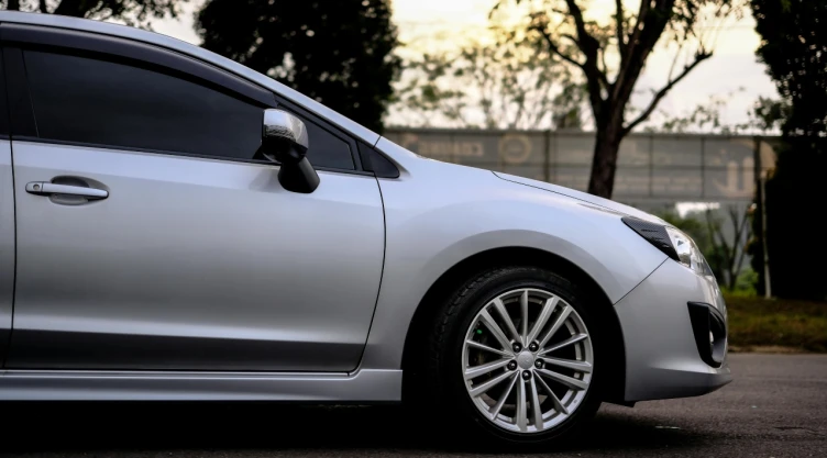 Conoce los 4 requisitos para obtener el permiso de vidrios polarizados en Jalisco y evita multas; trámite obligatorio para circular sin problemas. En la imagen se observa un auto polarizado de los vidrios delanteros mientras se encuentra estacionado.