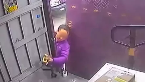 El accidente ocurrió mientras el repartidor realizaba labores de carga